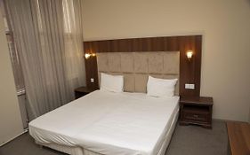 Pilot Hotel And Apartment
